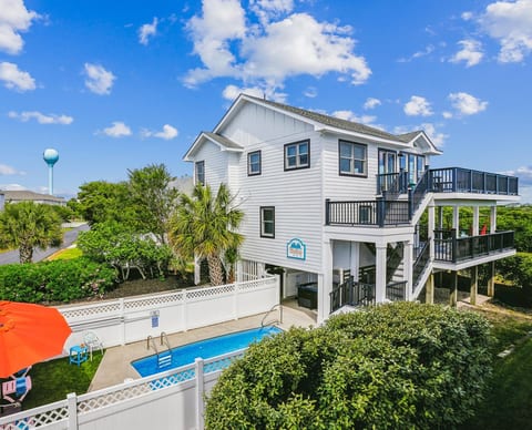 The Balcony: Unmatched Views & Steps to the Beach