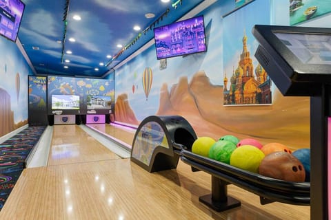 Wonder World Bowling Villa, 14 bedrooms/14.5 baths