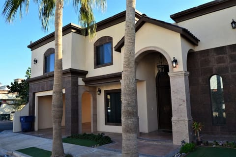 Zona Dorada Luxe Haven - Mexicali's Best!