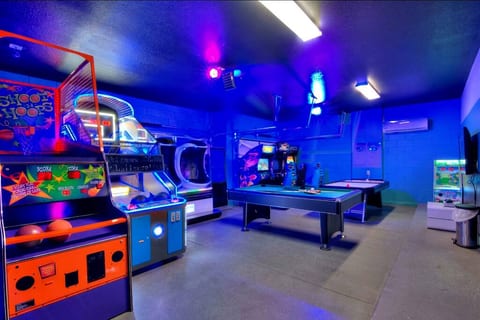 Global Bowling Villa, sleeps 34