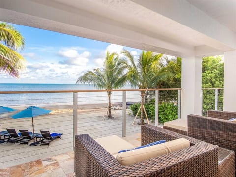 Casa Feliz Luxury Oceanfront w/Private Beach, Pool