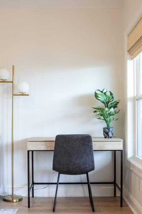 Desk and high speed wifi