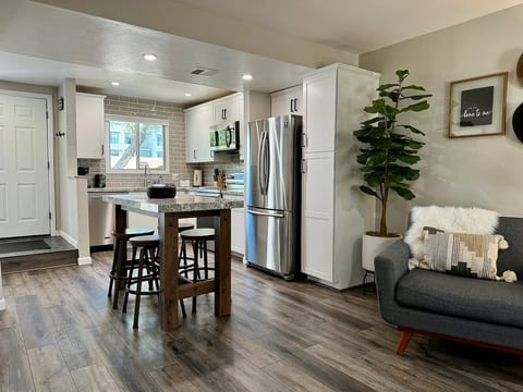 Mins to OldTown!Cute SW 2bdrm w/ PrvtPatio+Parking image 5