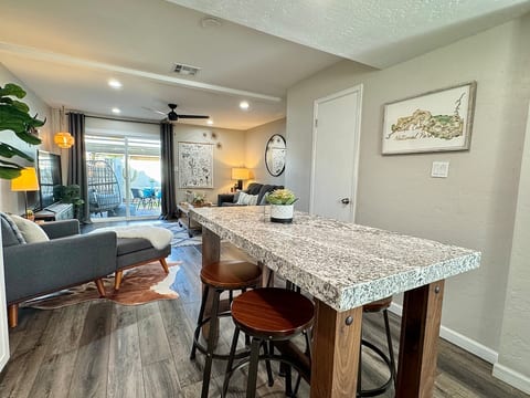 Mins to OldTown!Cute SW 2bdrm w/ PrvtPatio+Parking image 4