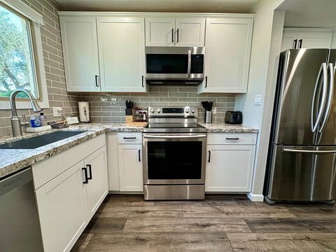 Mins to OldTown!Cute SW 2bdrm w/ PrvtPatio+Parking image 2
