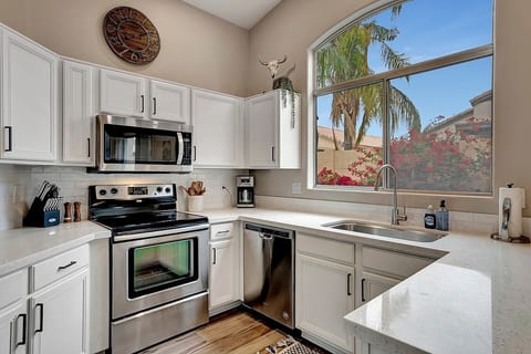Trendy 1-Story N.PHX Home w/Garage! 5min to Mayo! image 3