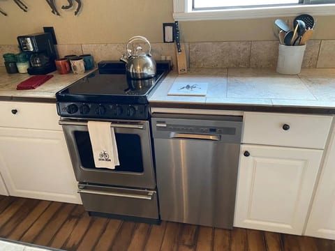 GLASS TOP STOVE AND DISHWASER