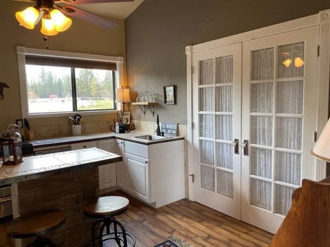 The Bunkhouse, Cozy, 165-acre farm,1 dog.