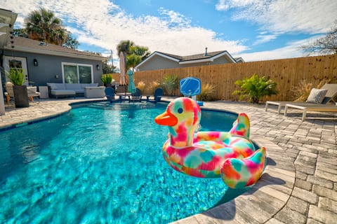 The 17th Hole: Pool, Hot Tub & Putting Greens Near Beach