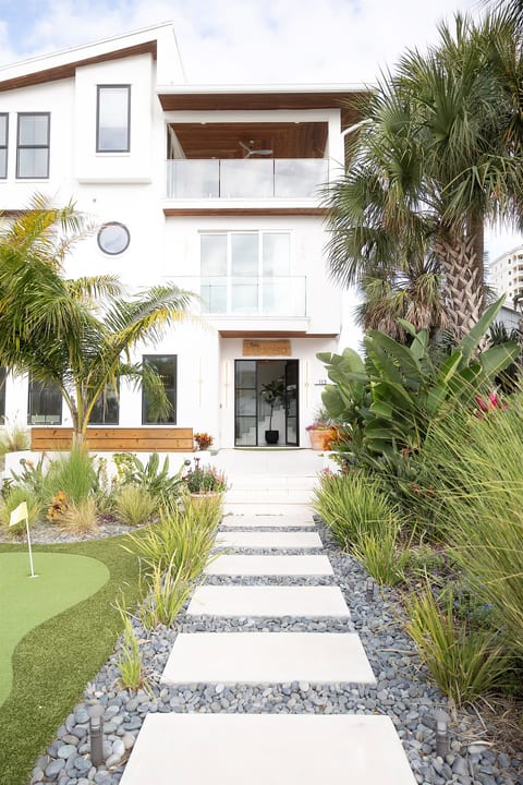 Villa Paradiso: STEPS to the beach | Elevator | Heated Pool