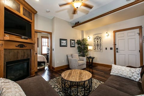 Drake House: Fleur de Lis with Private Hot Tub