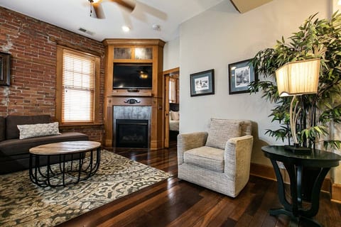 Drake House: Fleur de Lis with Private Hot Tub