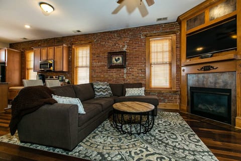 Drake House: Fleur de Lis with Private Hot Tub