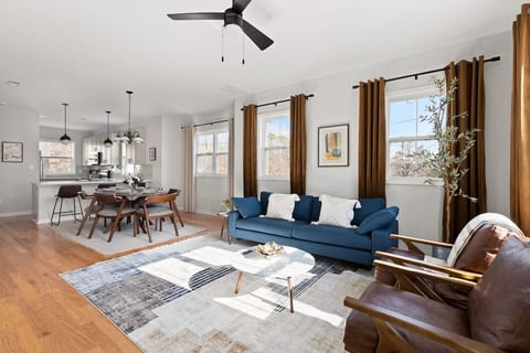 Modern Townhome~Mins to DT Raleigh~Pet Friendly