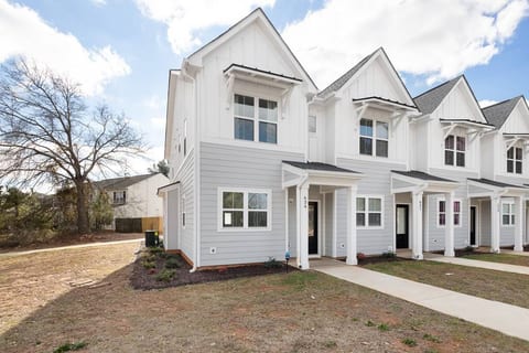 Modern Townhome~Mins to DT Raleigh~Pet Friendly