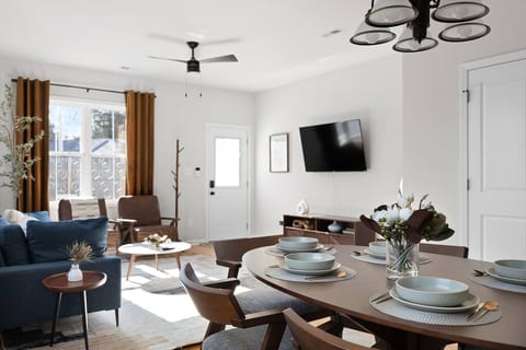 Modern Townhome~Mins to DT Raleigh~Pet Friendly