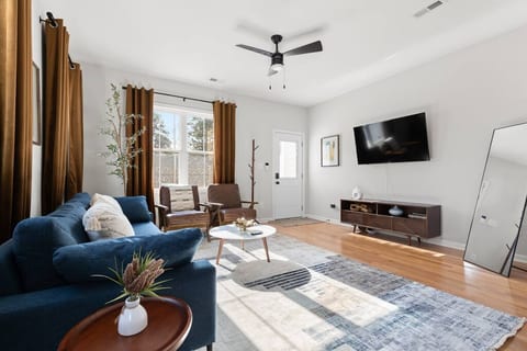 Modern Townhome~Mins to DT Raleigh~Pet Friendly