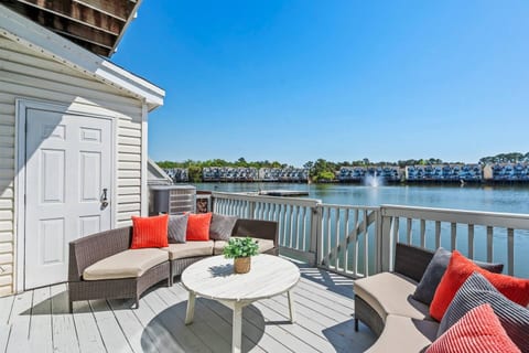 Live on the Water! Lake Palmetto Palm w/ Patio - 10Min to Downtown & Beaches
