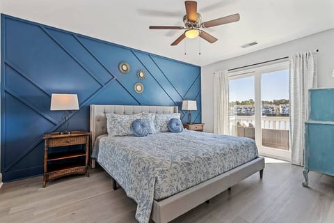 Live on the Water! Lake Palmetto Palm w/ Patio - 10Min to Downtown & Beaches