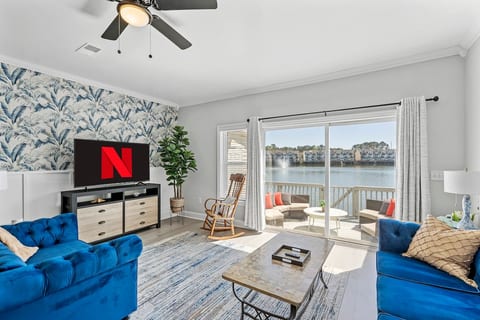 Live on the Water! Lake Palmetto Palm w/ Patio - 10Min to Downtown & Beaches