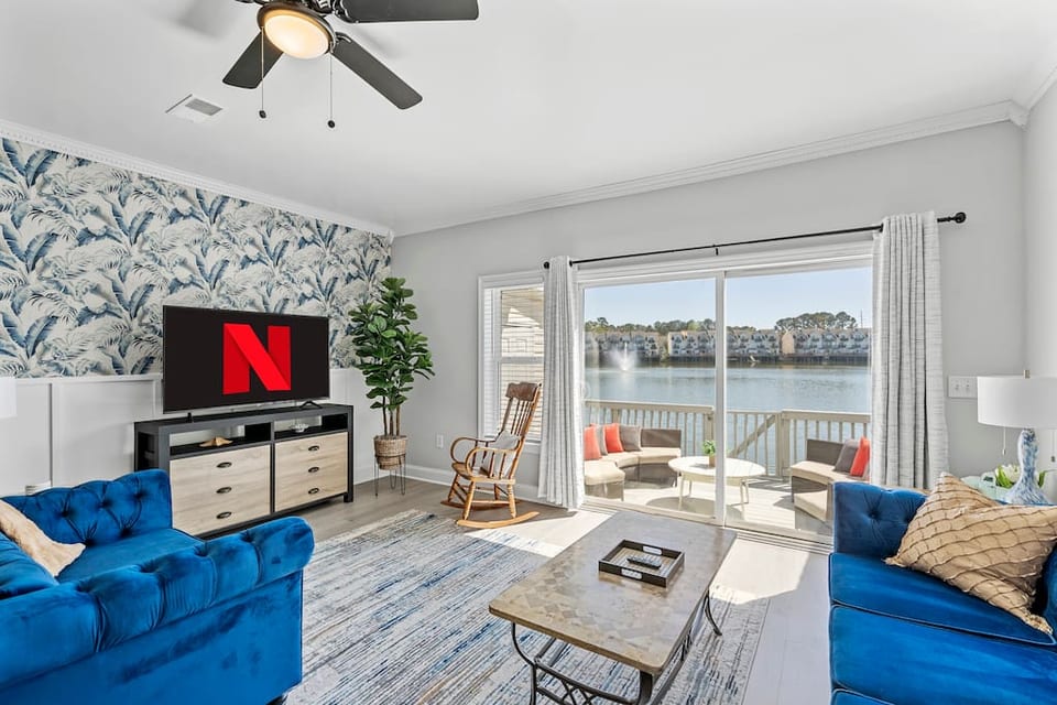 Live on the Water! Lake Palmetto Palm w/ Patio - 10Min to Downtown & Beaches - Charleston