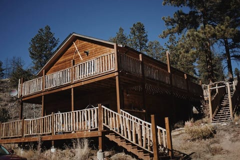 Family-sized mtn retreat w/ 8 acres, Pet-friendly