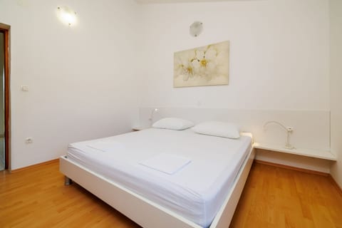 Apartments Biserka - Unit 46095-61