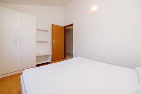 Apartments Biserka - Unit 46097-61