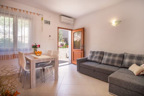Apartments Skomeršić - Unit 47082-61