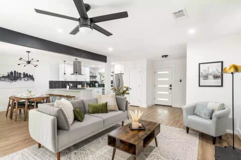 Cozy & Modern | King Beds~Fenced Yard~Fast Wi-Fi