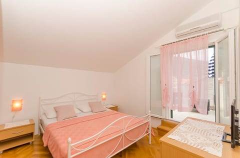 Apartment and Rooms Mate - Unit 49546-61
