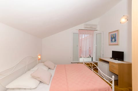 Apartment and Rooms Mate - Unit 49546-61