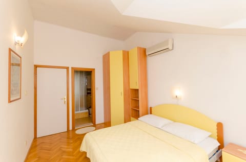 Apartment and Rooms Mate - Unit 49547-61