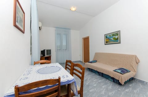 Apartments Ivanka - Unit 49758-61