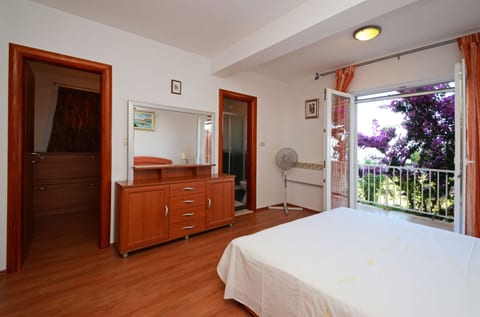 House LaNa - Unit 50544-61