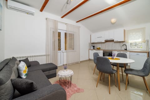 Apartments Ljubica - Unit 52697-61