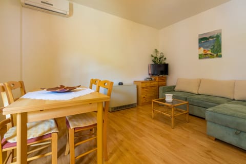Apartments Dora - Unit 53037-61