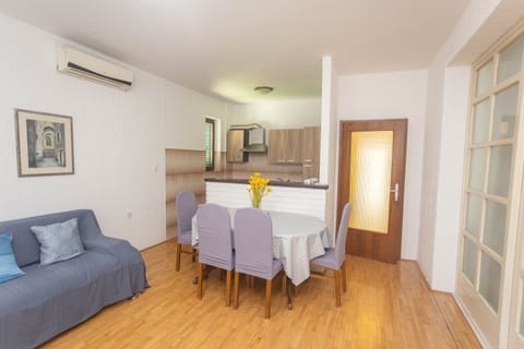 Apartments Near Hangar beach - Unit 56890-15