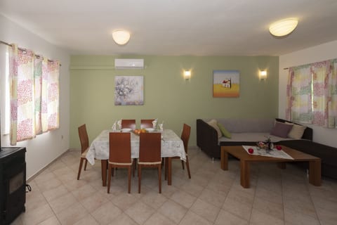 Apartments Max - Unit 57447-15