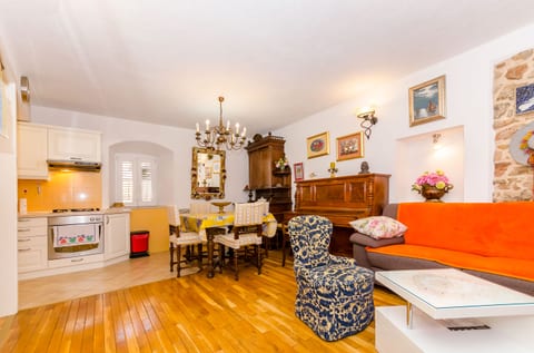 House Stone house in center - Unit 150715-15