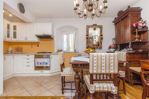 House Stone house in center - Unit 150715-15