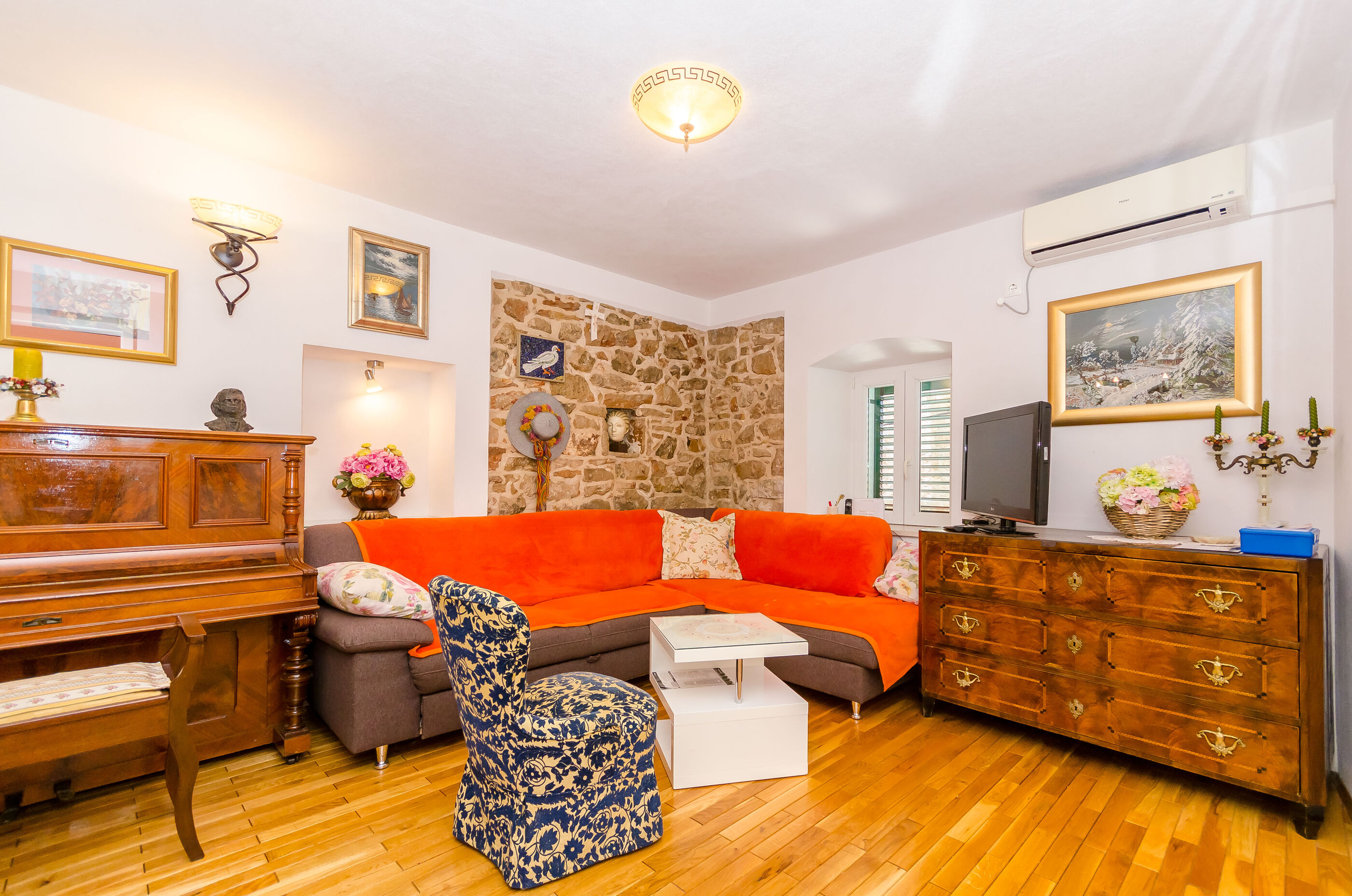 House Stone house in center - Unit 150715-15