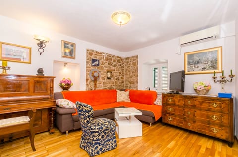 House Stone house in center - Unit 150715-15
