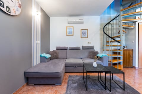 House Poljica with a pool - Unit 150996-15