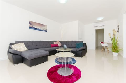 Apartments Villa V - Unit 151132-15