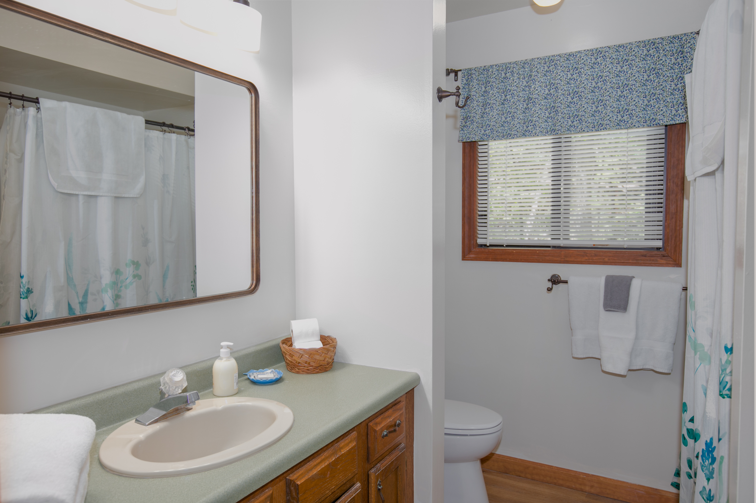 Upstairs full bathroom.