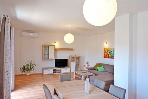 Apartment Summer Day - Unit 155947-5
