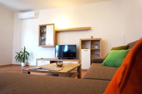 Apartment Summer Day - Unit 155947-5