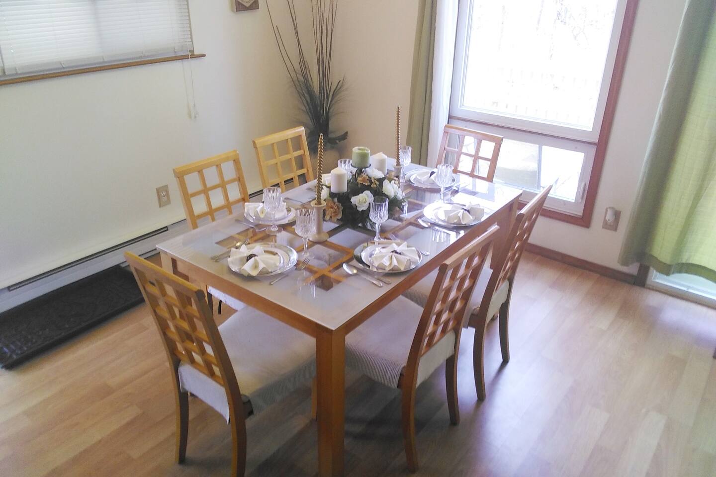 Wine and Dine your family or guests in our open well-lit dining area! Dining for 6 but you can also pull up the kitchen barstools to the table if extra seating is needed. 