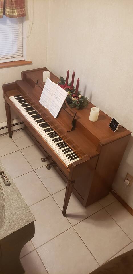 Just added a 1940s Baldwin Howard Spinet to our collection! Show off your skills during your stay!Notes:  No bench. Guests must bring their own sheet music for sanitary reasons. Do not let children beat up on the keys! :)